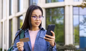 Ngân hàng thu phí thẻ: đâu là căn cứ tính?