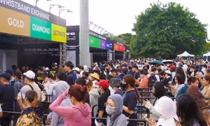 SVĐ Mỹ Đình nóng lên trước giờ G: Fan BIGBANG háo hức đổi vòng tay, đếm ngược đến hai đêm Concert