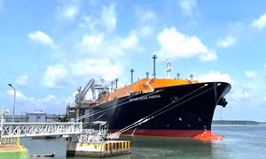 Gần 120.000 tấn LNG, LPG cập cảng giữa cao điểm ‘nóng’ về năng lượng