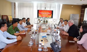 Lãnh đạo xã Hưng Long thăm và chúc mừng Công ty VWS nhân Ngày Doanh nhân Việt Nam