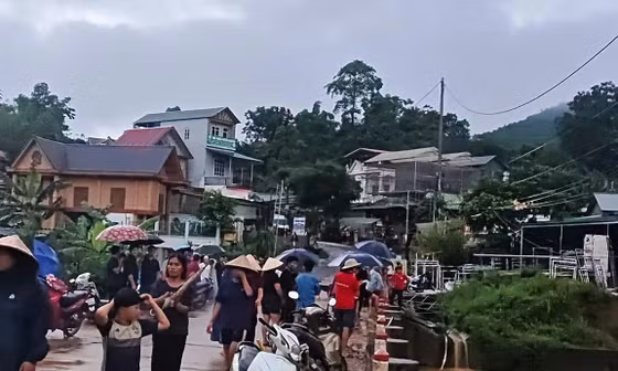 Mẹ bị lũ cuốn mất tích khi cho vịt ăn, con trai 15 tuổi may mắn thoát nạn