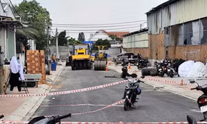 Đang thổi bụi, một người đàn ông bị xe lu cán tử vong tại chỗ