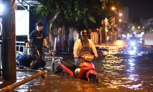 Mưa lớn nhấn chìm đường phố, hàng loạt xe chết máy đến nửa đêm ở TP HCM