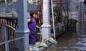 Nước dâng nửa mét tràn vào nhà dân ở TP HCM 