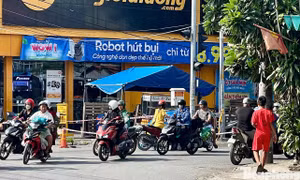Nhiều vết máu kéo dài tại hiện trường vụ người đàn ông bị sát hại ở TPHCM