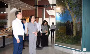 Phó Chủ tịch nước thăm căn cứ đầu não kháng chiến