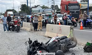 Xe tải cẩu tông nhiều xe máy ở TPHCM, 3 người thương vong