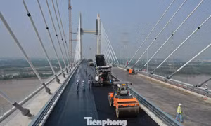 Cầu dây văng thuộc top cao nhất Việt Nam băng băng về đích