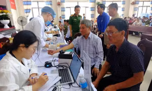 Lấy mẫu ADN hai người nhận là em ruột của liệt sĩ Huỳnh Văn Quên