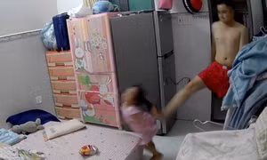 [Clip] Bé gái 3 tuổi ở TPHCM bị chồng hờ của mẹ đánh đập, bóp cổ gây phẫn nộ 