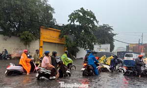 TPHCM bước vào ngày mưa xấu nhất, xoáy thấp di chuyển vào đất liền