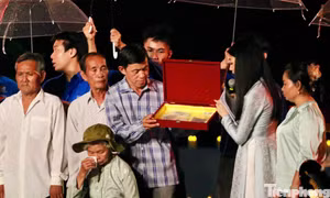 Gần 60 năm đợi chờ, người vợ chưa cưới nghẹn ngào đón di vật liệt sĩ Huỳnh Văn Quên