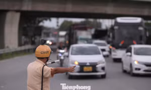 Dòng xe nối nhau rời TPHCM, CSGT chỉ dẫn lộ trình tránh ùn tắc ở cao tốc cửa ngõ phía Đông