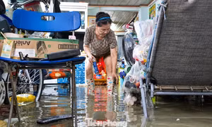 Mưa từ chiều tối, đến trưa hôm sau nhiều nhà dân ở TPHCM vẫn ngập