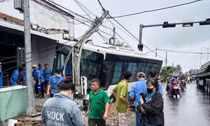 Xe đưa rước công nhân gây tai nạn liên hoàn ở Tây Ninh