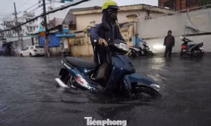Mưa tầm tã giờ tan tầm, nhiều tuyến đường ở TPHCM ngập sâu