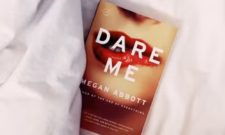 Dare me (Đừng thách tôi): Cuốn tiểu thuyết tâm lý giật gân về tình bạn và tham vọng