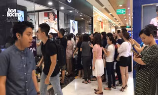 TP.HCM: Đường phố tắc nghẽn, TTTM đông nghịt người "săn sale" Black Friday