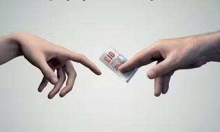 Làm gì khi người yêu mình "tính toán chi ly"?