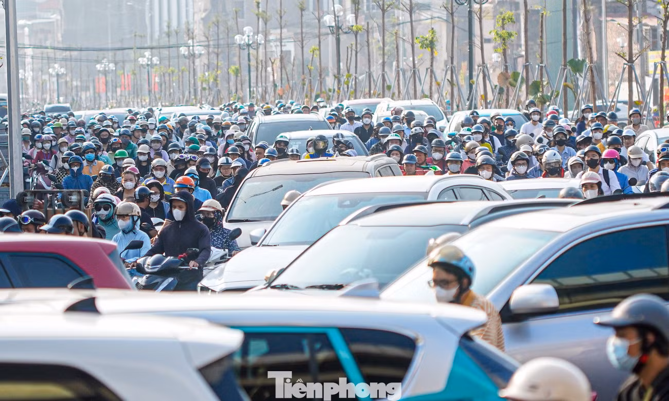 Vành đai 2,5 thông xe kỹ thuật, xe máy tràn lên vỉa hè, ô tô nối hàng dài