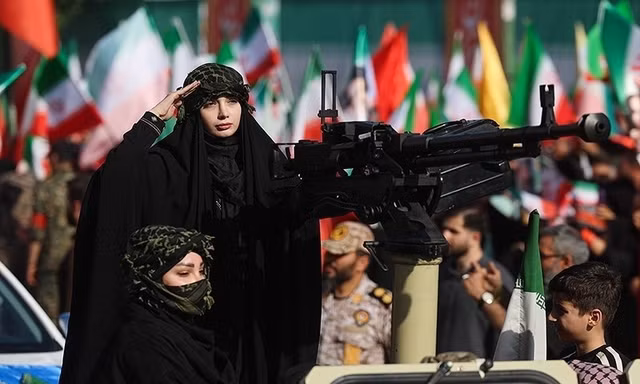 Phụ nữ Iran tuần hành ủng hộ các lượng lượng vũ trang Iran chống Mỹ và Israel. Ảnh: Tasnim.