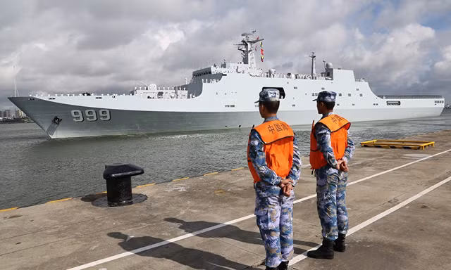 Các thủy thủ Trung Quốc quan sát tàu chiến của hải quân Trung Quốc tiến vào căn cứ Djibouti. Ảnh: Xinhua.