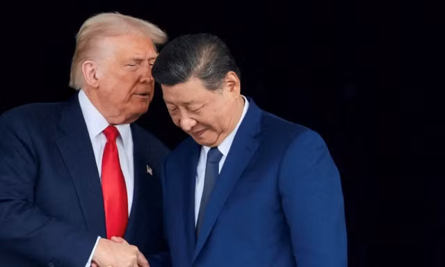 Tổng thống Mỹ Donald Trump và Chủ tịch Trung Quốc Tập Cận Bình trò chuyện bên lề Hội nghị thượng đỉnh Hợp tác Kinh tế châu Á-Thái Bình Dương (APEC), tại Busan, Hàn Quốc, ngày 30/10/2025. Ảnh: Reuters.