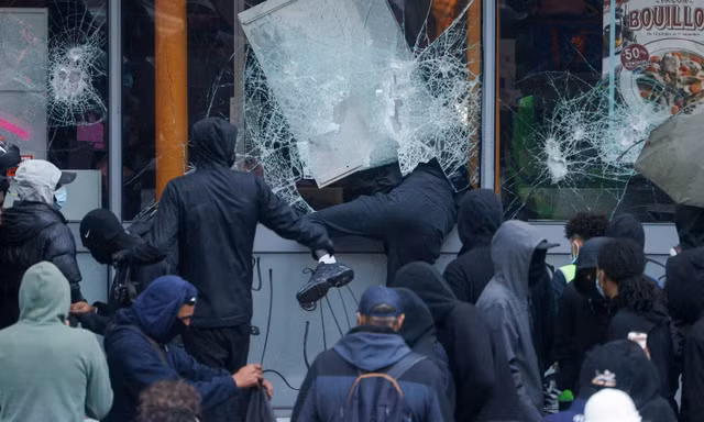 Tình trạng cướp phá, hôi của diễn ra ở Paris và nhiều thành phố khác ở Pháp hôm 17/10. Ảnh: News18.