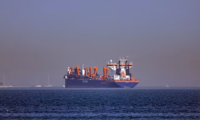 Một tàu hàng neo đậu ngoài khơi bờ biển Dubai, Các Tiểu vương quốc Ảrập Thống nhất, ngày 1/3/2026. Ảnh: EPA.