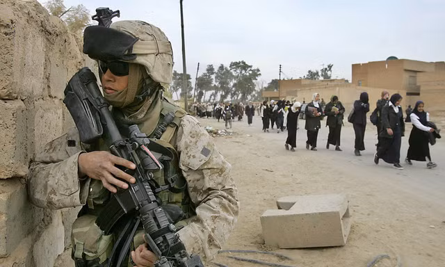 Một lính thủy đánh bộ Mỹ đang làm nhiệm vụ ở Iraq. Ảnh: The Guardian.