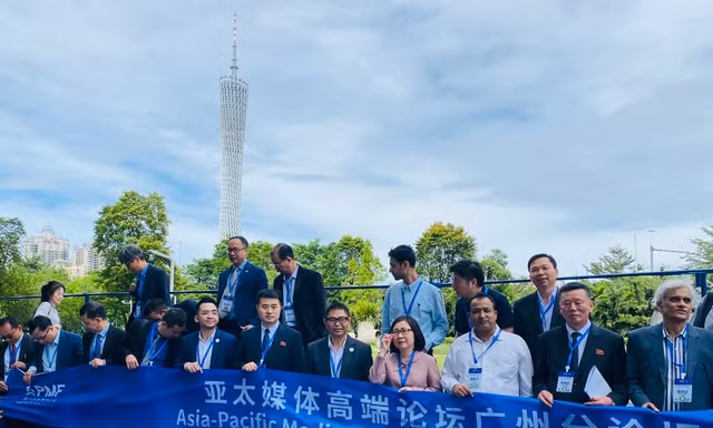 Các đại biểu dự APMF 2026 chụp ảnh lưu niệm, phía sau là Tháp Quảng Châu (tháp truyền hình cao nhất Trung Quốc - 600m). Ảnh: Tư Hiền.