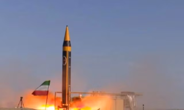 Tên lửa đạn đạo Khorramshahr-4 (Kheibar) của Iran là một trong những vũ khí có năng lực mạnh nhất trong kho tên lửa của Tehran. Được phát triển nhằm phục vụ mục đích răn đe chiến lược, tên lửa này mang đầu đạn nổ mạnh nặng 1.500-1.800 kg và có tầm bắn khoảng 2.000 km, đủ khả năng tấn công các mục tiêu quân sự trọng yếu trên khắp khu vực Trung Đông. Giới chuyên gia dự đoán phiên bản mới nhất của Kheibar có tầm bắn gấp đôi, đủ vươn tới lãnh thổ Ukraine. Trong ảnh: Iran phóng thử tên lửa Khorramshahr-4. Ảnh: Bộ Quốc phòng Iran/Turkiye Today.