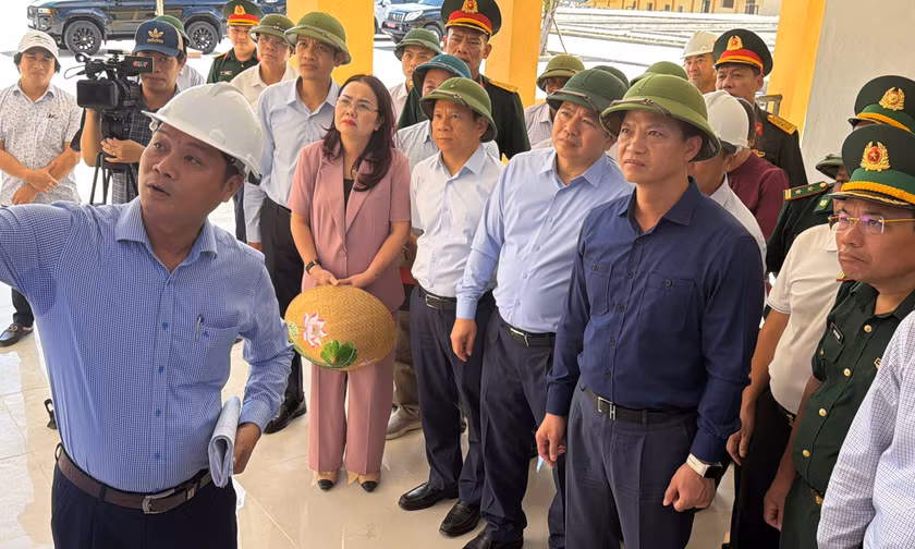 Bí thư Tỉnh ủy Quảng Trị kiểm tra trường nội trú vùng biên: ‘Tiến độ như thế này là rất chậm!’ 