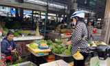 Bão lũ cắt đứt nguồn cung, giá rau xanh TPHCM leo thang từng ngày