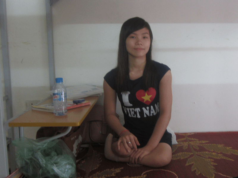 Nữ sinh đi thi đại học... trên lưng cha