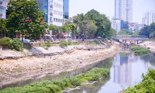 Hiện trạng hai bên bờ sông Tô Lịch trước 'lệnh' hoàn thành chỉnh trang ngày 30/8