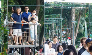 Nườm nượp khách đến Hồ Hoàn Kiếm trải nghiệm cầu dải lụa, khung gương ngày đầu mở cửa