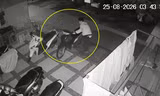 Clip: Kẻ gian giả vờ thuê phòng để trộm xe máy tại nhà nghỉ