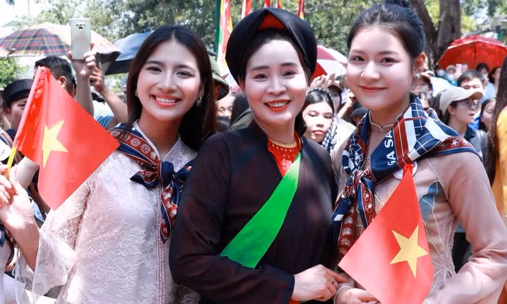 Liền anh, liền chị hòa câu quan họ cùng người đẹp Hoa hậu Việt Nam 