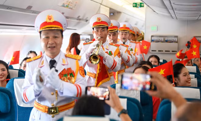 Đoàn Nghi lễ Quân đội lần đầu trình diễn 'Như có Bác trong ngày đại thắng' ở độ cao 10.000 m