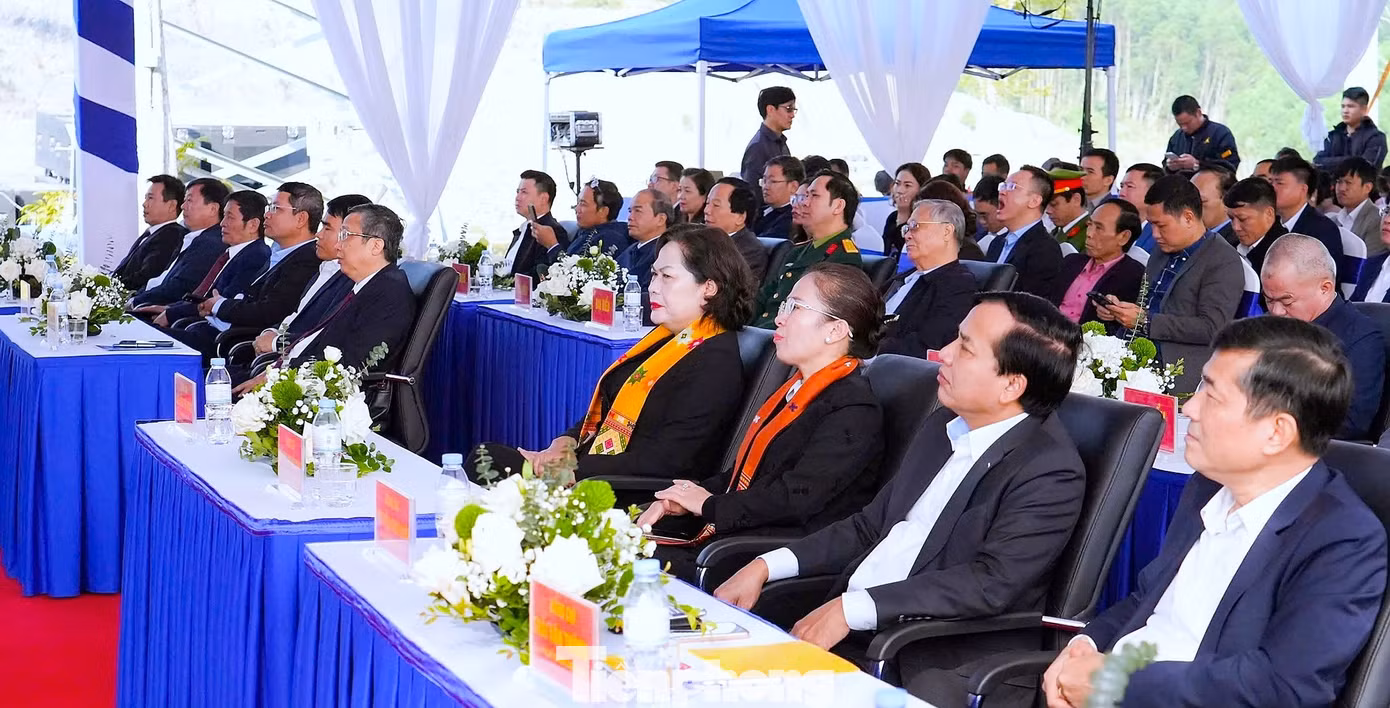 Các đại biểu dự lễ khánh thành.