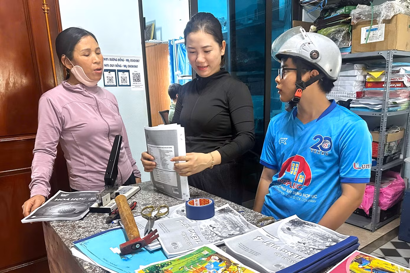 Nhiều phụ huynh, học sinh phải photocopy sách để học tạm.