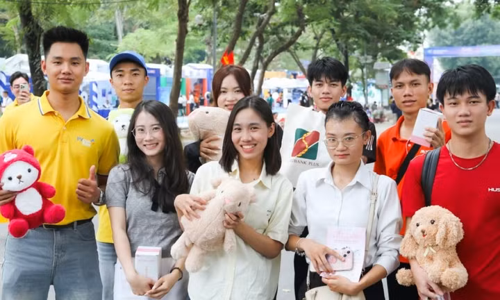 Sóng Festival 2026: Gen Z háo hức trẩy hội, hàng nghìn phần quà trao tay