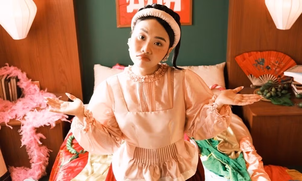 mv-vu-tru-co-anh-phuong-my-chi-1682560083.jpg