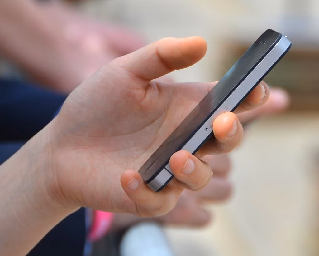 smartphone-pinky.jpg