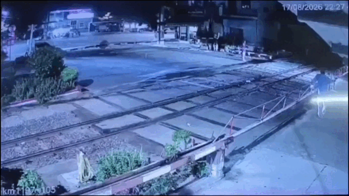 Ô tô tông hỏng gác chắn đường sắt rồi bỏ đi