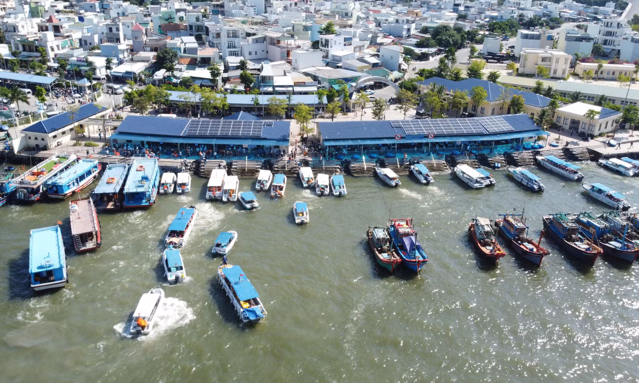 Giảm rác nhựa, giữ màu xanh vịnh biển Nha Trang
