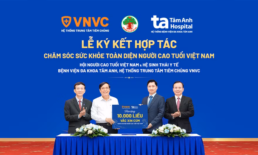 Hệ sinh thái Y tế Tâm Anh - VNVC hợp tác chăm sóc toàn diện, tặng 10.000 liều vắc xin cho người cao tuổi