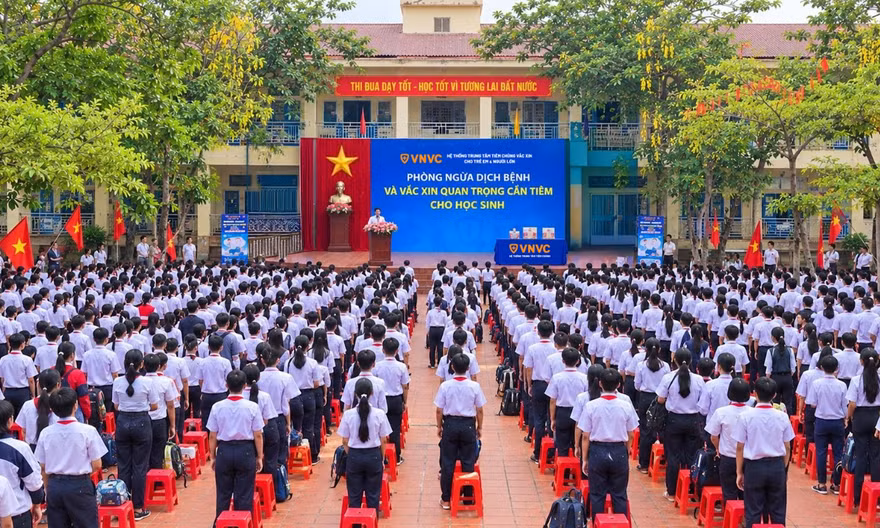VNVC dành gần 50 tỷ đồng giúp hơn 25.000 học sinh tiêm chủng bổ sung