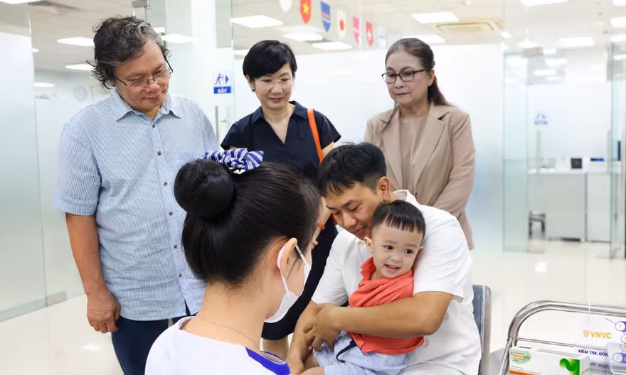 Vắc xin tay chân miệng được mong chờ nhiều năm đã có tại VNVC, bác sĩ nhi khoa khuyên trẻ tiêm sớm
